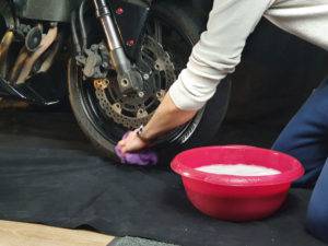 Montaż naklejek na felgi motocyklowe - Jak nie przegapić? 5 Czyszczenie felg motocyklowych