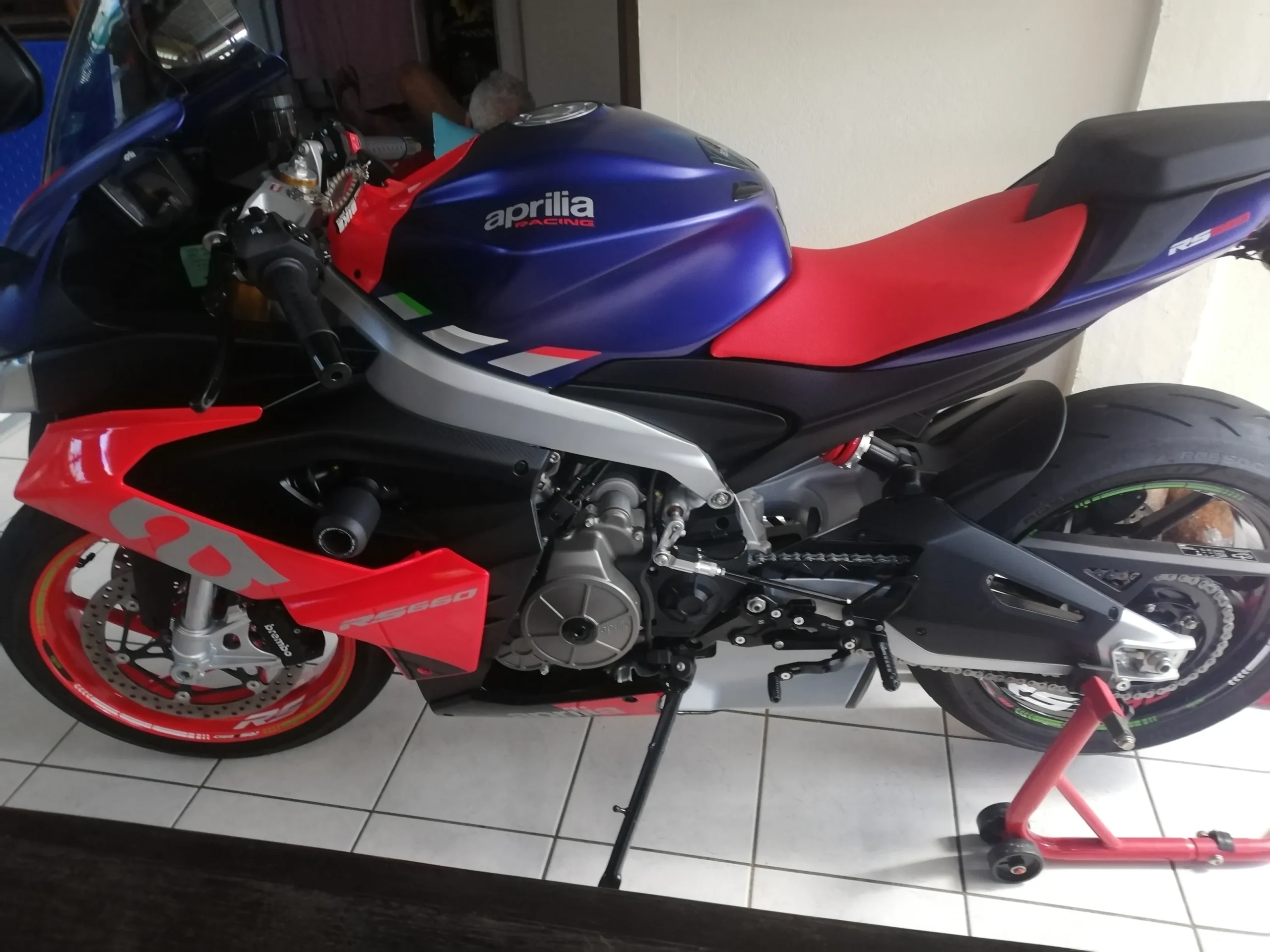 Naklejki na felgi Aprilia RS 660 3 Naklejki na felgi rs660 zamontowane