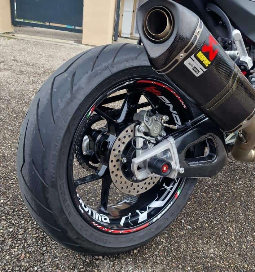 Está atualmente a ver Comment Déposer stickers jante moto ?