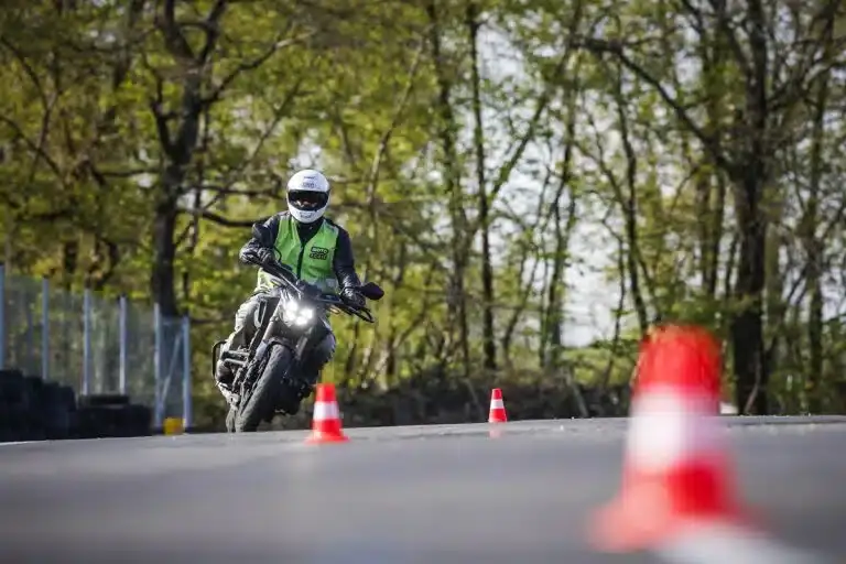 Du ser i øjeblikket Réussir son Permis Moto du Premier Coup : 5 Conseils Incontournables